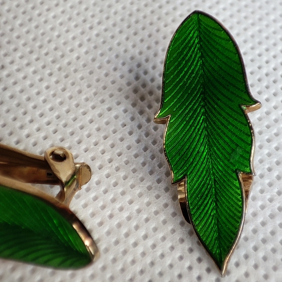 Green High Quality Vintage Clip Enamel Earrings Gold Tone Leaves EUC Unsigned - Picture 3 of 7
